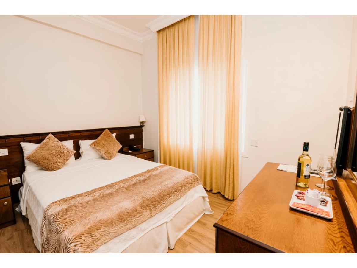 Sammy'S Hotel Кирения Экстерьер фото