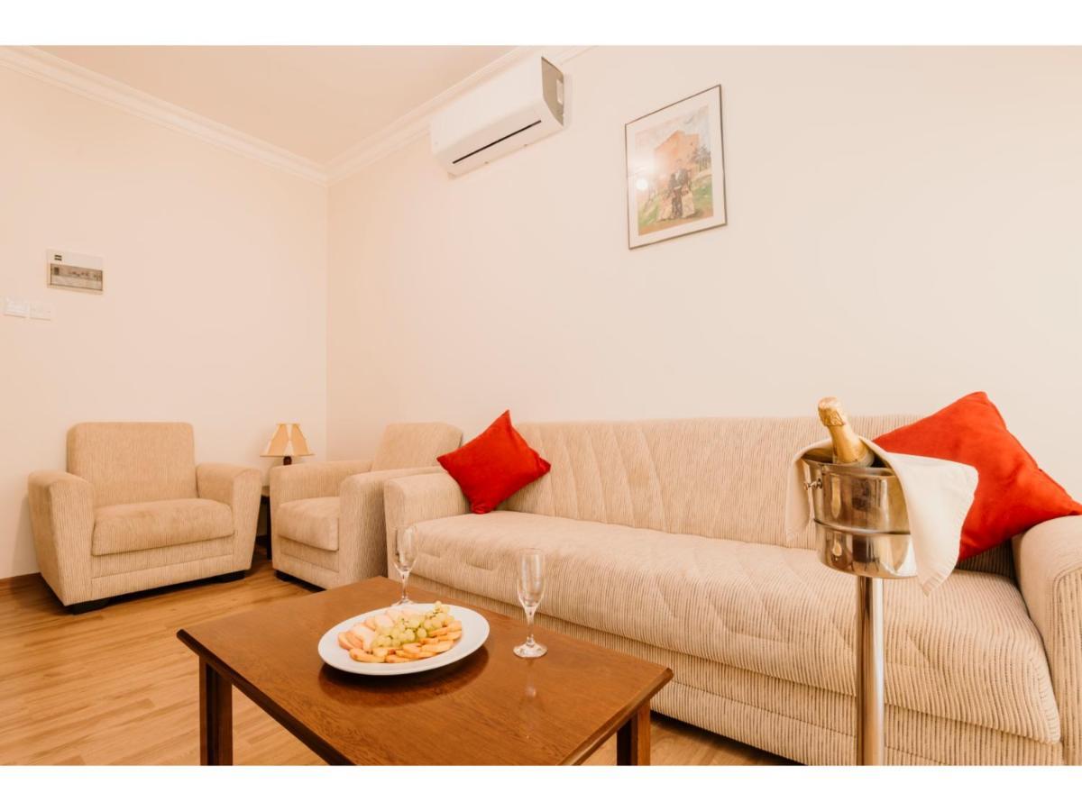 Sammy'S Hotel Кирения Экстерьер фото